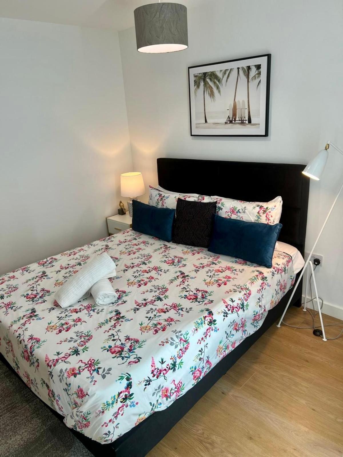 Spacious Urban Gem Apartment With Parking Bracknell Exterior foto
