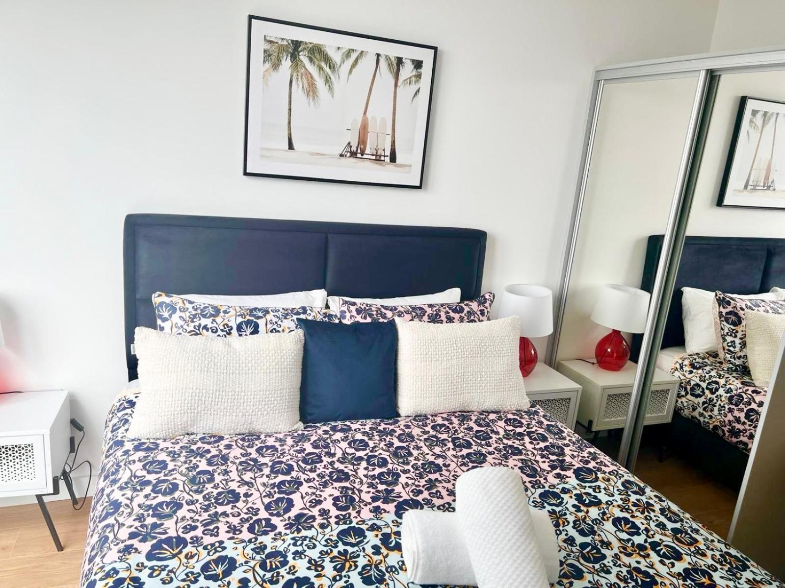 Spacious Urban Gem Apartment With Parking Bracknell Exterior foto